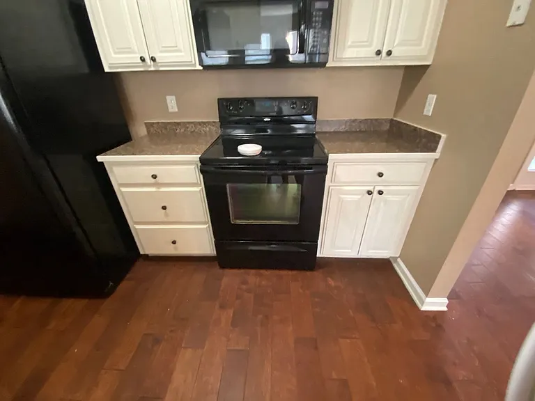 4898 Grant Dr — Photo 1