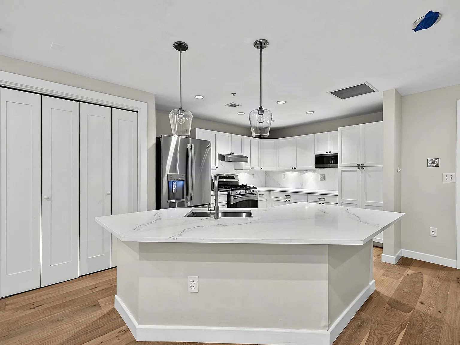 2 bed, 2.5 bath, 1633 sqft, $4,950 — Photo 2