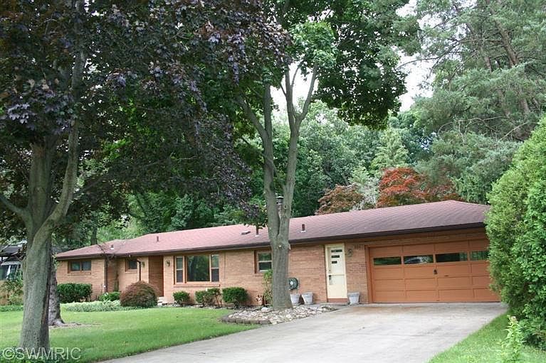 1st image of 880 Sierra Dr