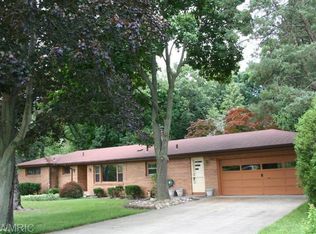 880 Sierra Dr, Benton Harbor, MI 49022