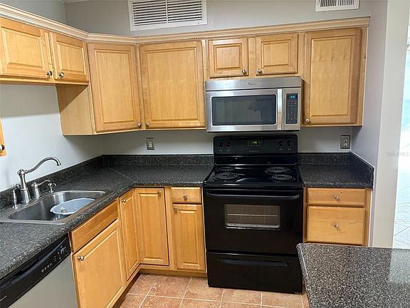 5th image of 360 LAKEPOINTE DRIVE #202