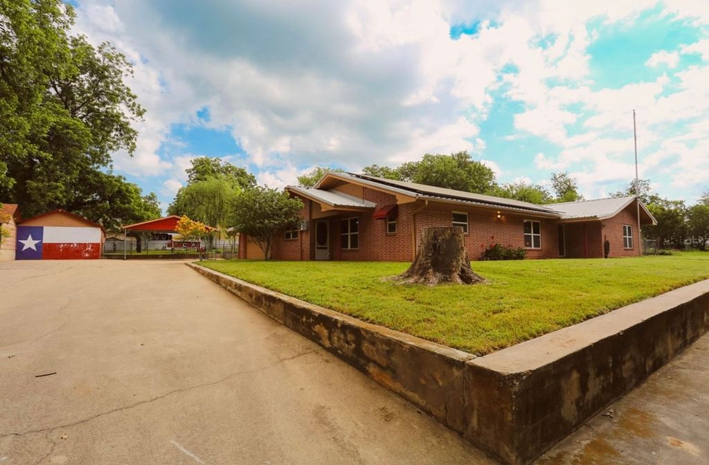 405 W Neely Ave, Comanche, TX - View 4