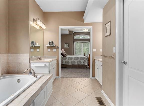 5th image of 1829 Parkside Dr