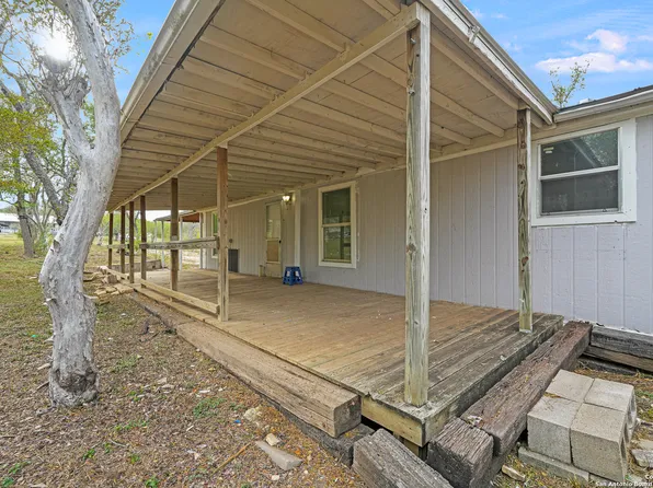 844 County Road 4511, Hondo, TX 78861