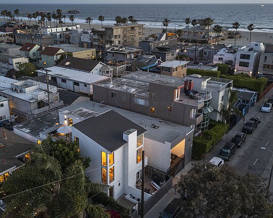 3rd image of 34 S Venice Blvd #2