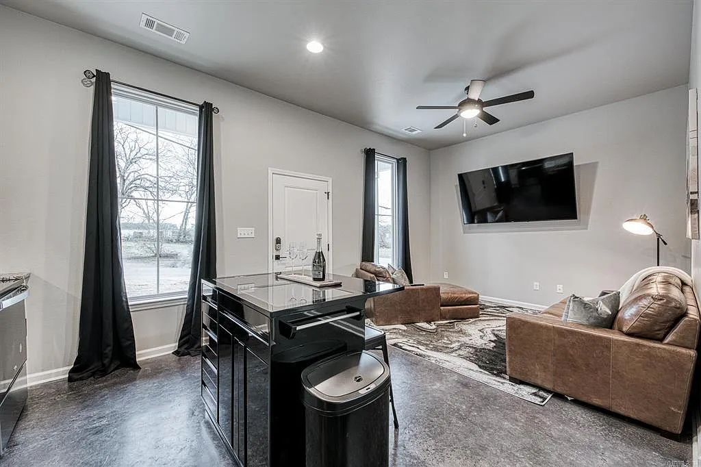 2 bed, 950 sqft, $1,900 — Photo 2