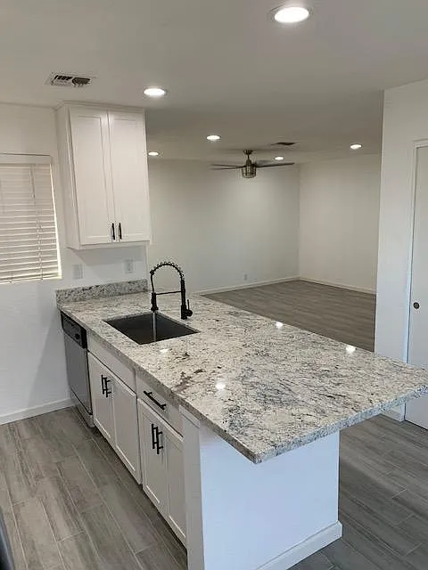2 bed, 1000 sqft, $1,600 — Photo 3