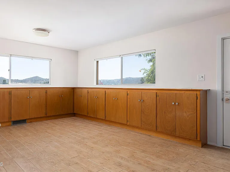 2075 Linda Flora Dr — Photo 15