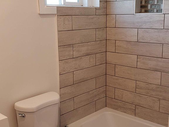 5th image of 344 W Poplar St APT 1