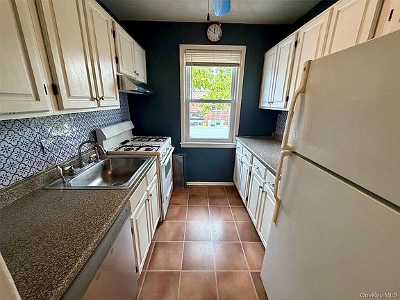 2nd image of 1600 Grand Avenue #R3