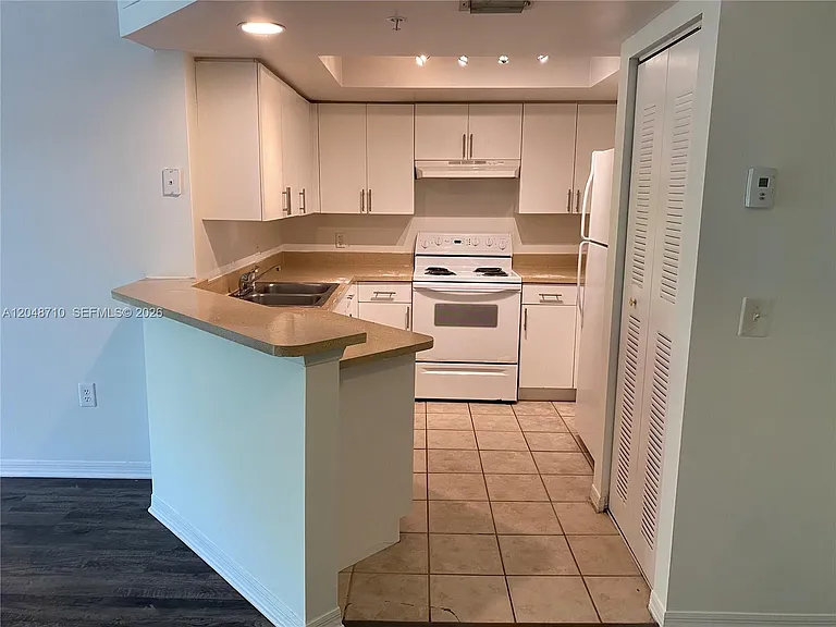 4177 N Haverhill Rd #808 — Photo 17
