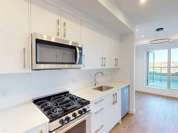 110 S 18a St NW #743, Calgary, AB T2N 2G9