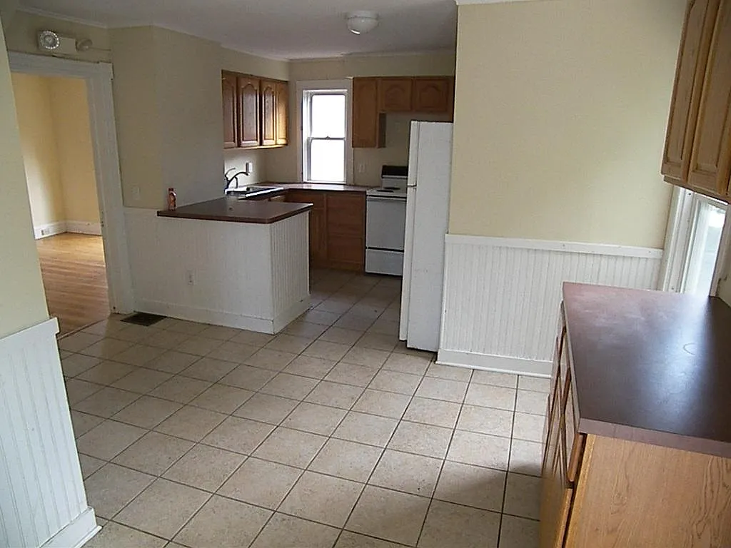 7 bed, $6,825 — Photo 3