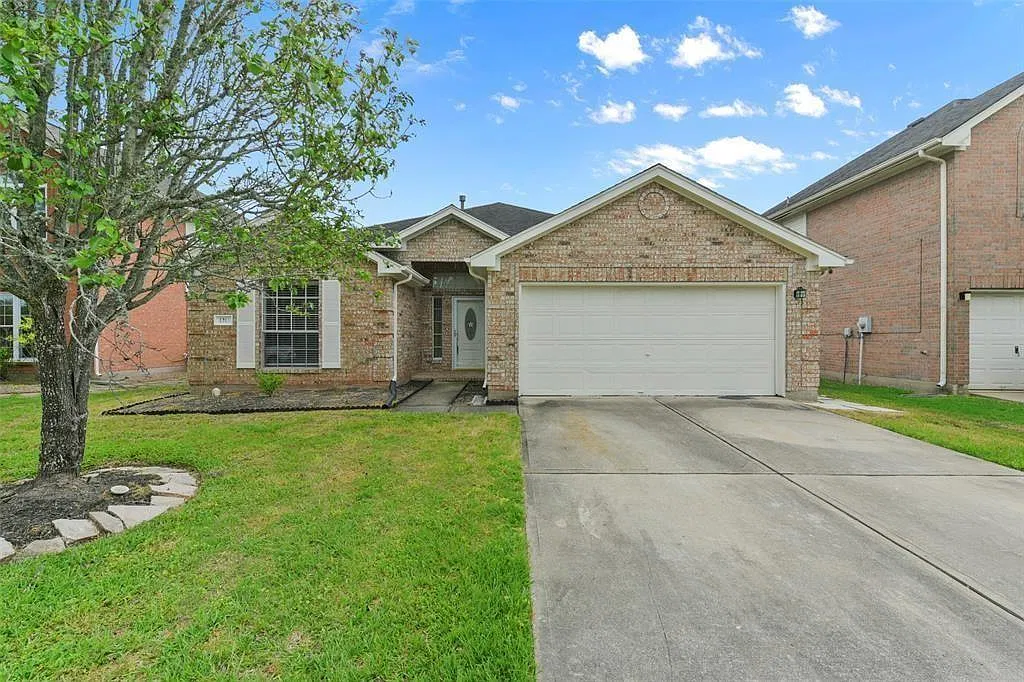 3 bed, 2.0 bath, 1899 sqft, $2,400 — Photo 1
