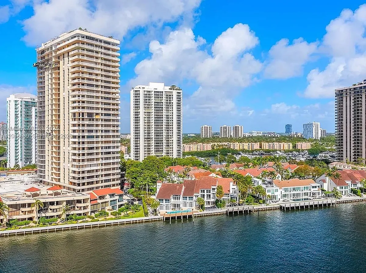 Building Photo - 19390 Collins Ave #1519