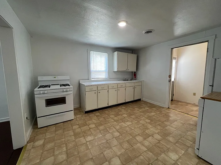 2210 E 7th St — Photo 3