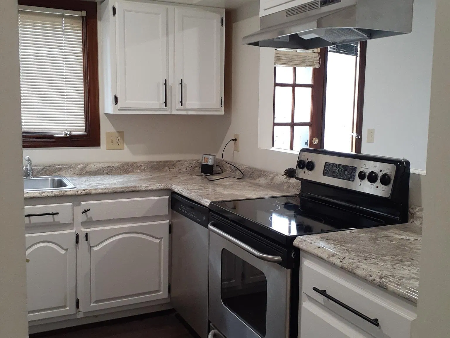 1 bed, 1.5 bath, 1150 sqft, $1,395 — Photo 3