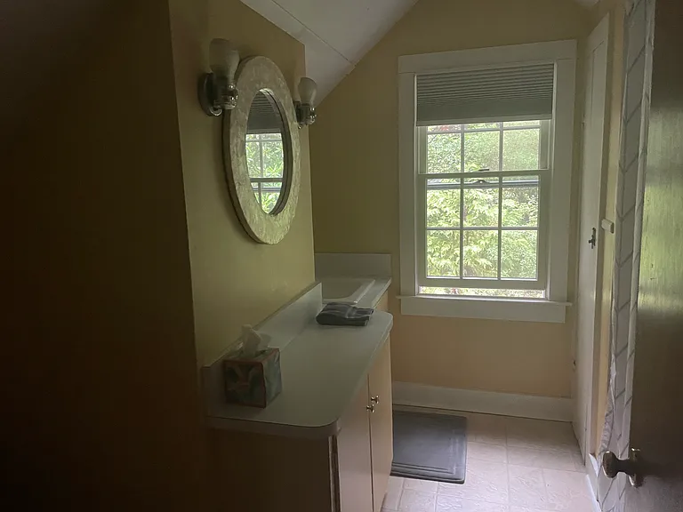 Second-floor full bathroom