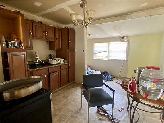 4th image of 2115-17 Pleasure St