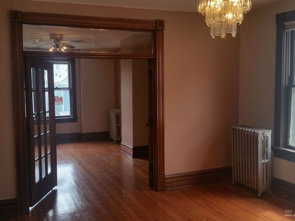1st image of 3046 N Hamlin Ave #2