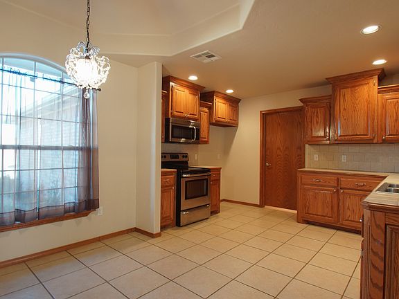 5th image of 624 E Hillcrest Ln