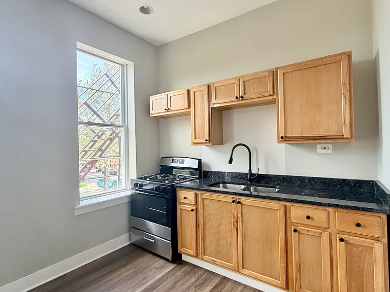 2059 W 23rd St #2R — Photo 9