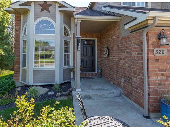 2nd image of 3201 S Woodlawn Dr