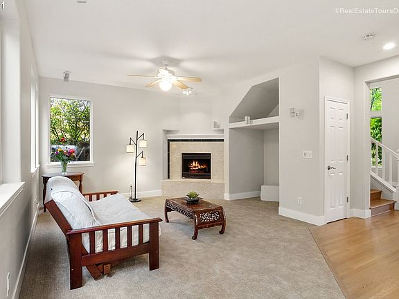 2nd image of 972 NE Creeksedge Dr
