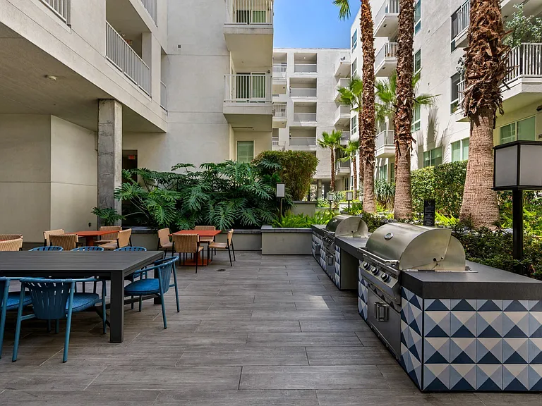 Courtyard Grill Space at G12 Apartments in Los Angeles, CA 90015