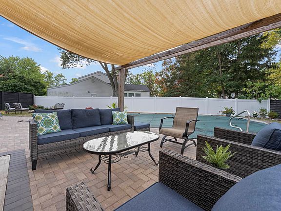 3rd image of 27W375 Oakwood St