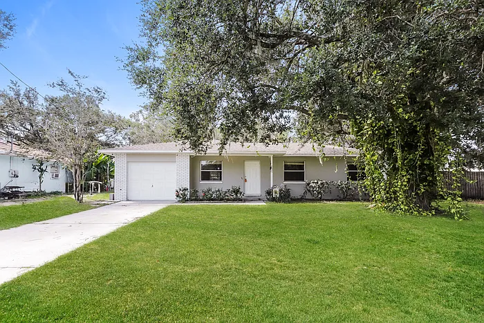 3 bed, 1.0 bath, 1000 sqft, $1,629 — Photo 1