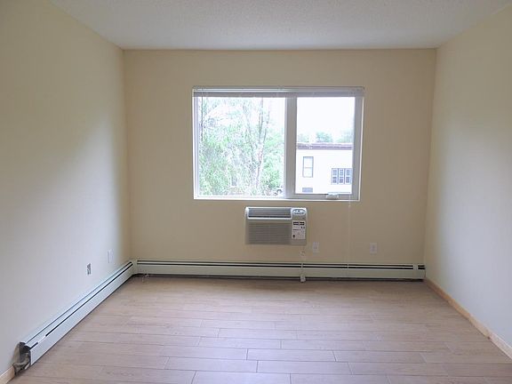 5th image of 2810 Pleasant Ave S