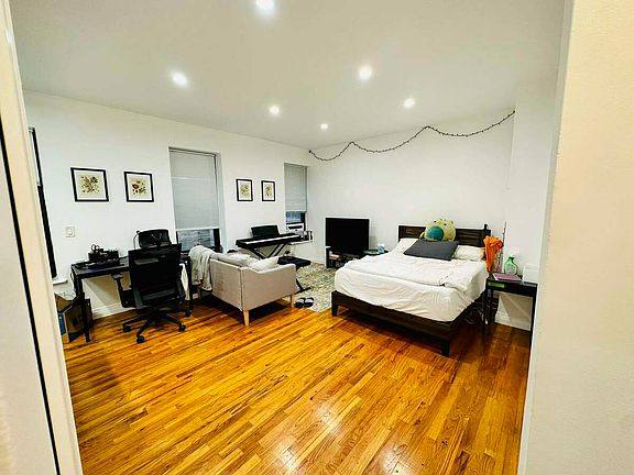 4th image of 305 E 95th St APT 4H