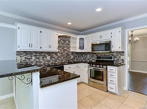 5th image of 940 Paul Revere Ln