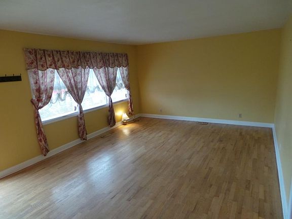 5th image of 2113 Eastwood Ave