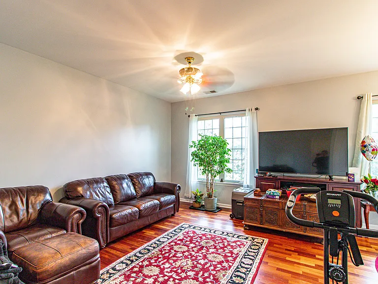 6 Beaconsfield Ct — Photo 8