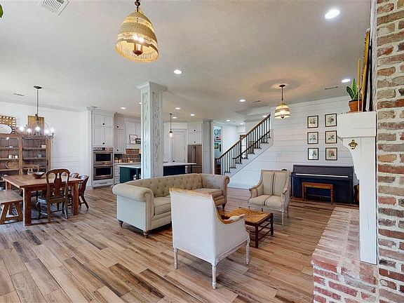 4th image of 159 Woodshire Ln