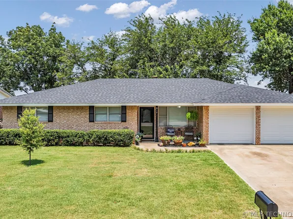 612 E Monroe St, Waurika, OK 73573