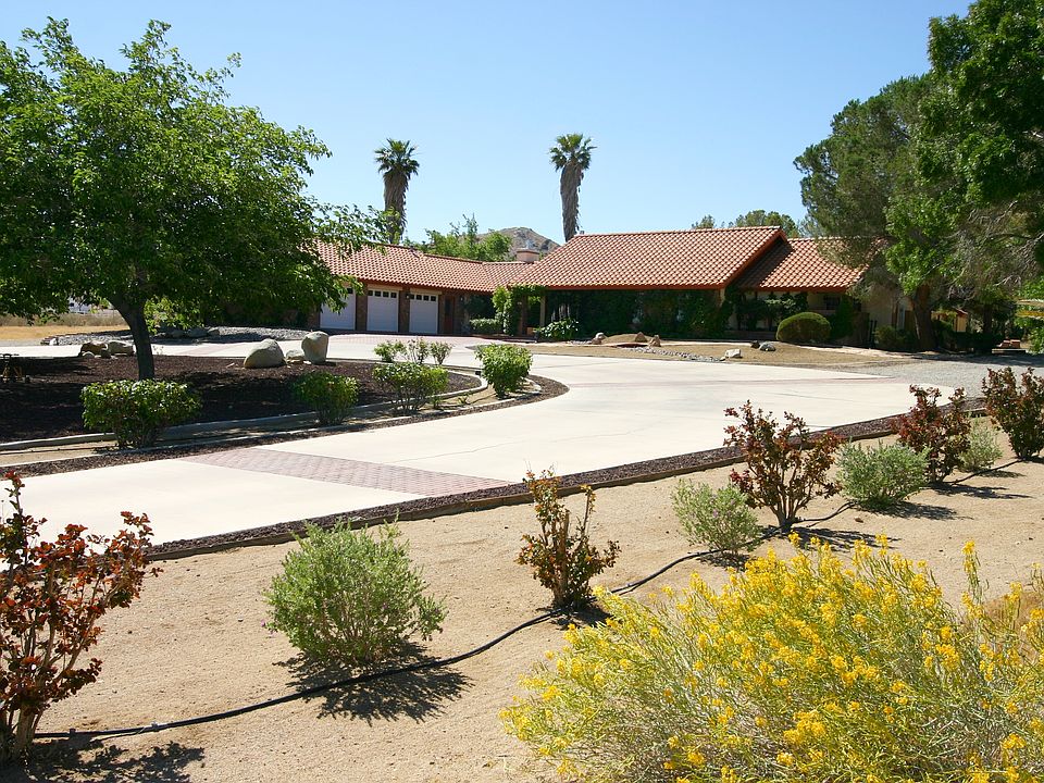 Front Entry & Driveway