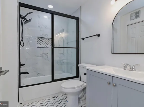 7759 Inversham Dr APT 246, Falls Church, VA 22042