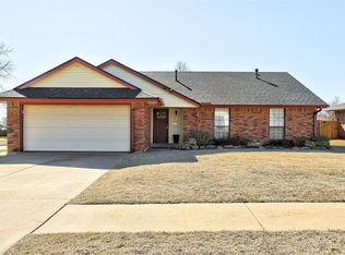 1644 NE 9th St, Moore, OK 73160