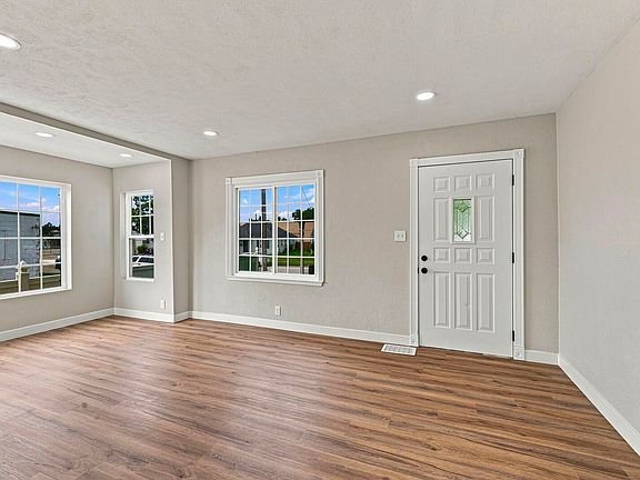 3rd image of 1216 Longfellow Ave