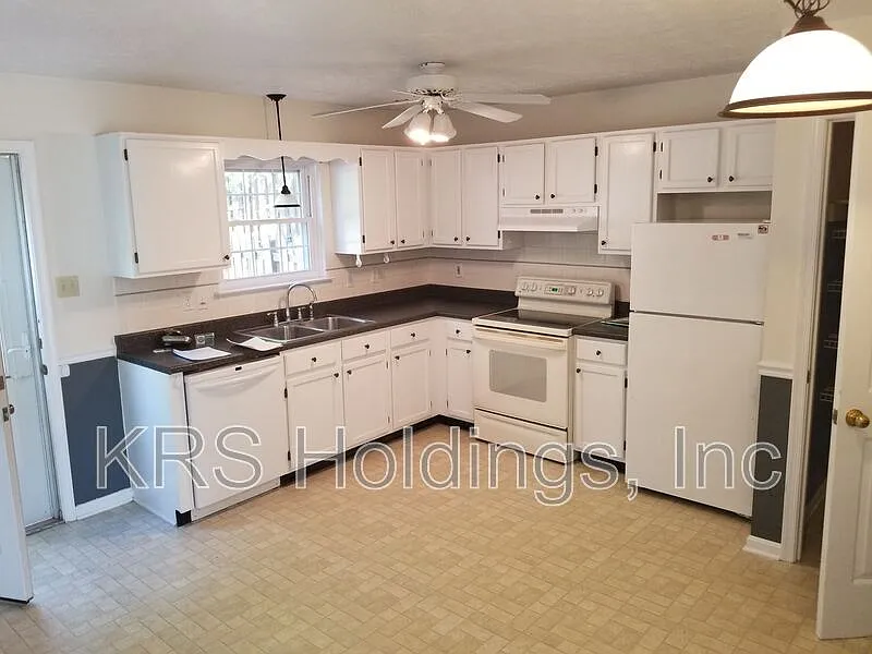 3 bed, 1.5 bath, 1800 sqft, $1,800 — Photo 4