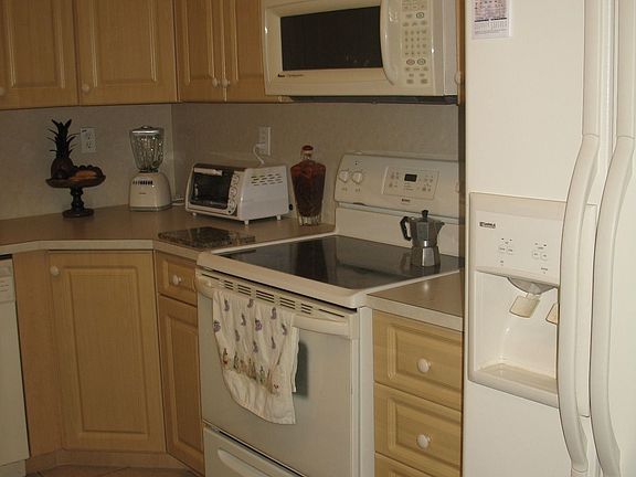 5th image of 17415 NW 75th Pl APT 202