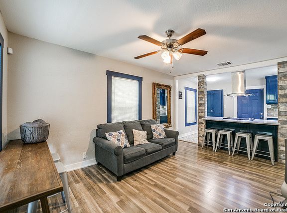 4th image of 811 Poinsettia St
