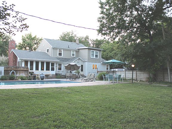 Spacious back yard with pool