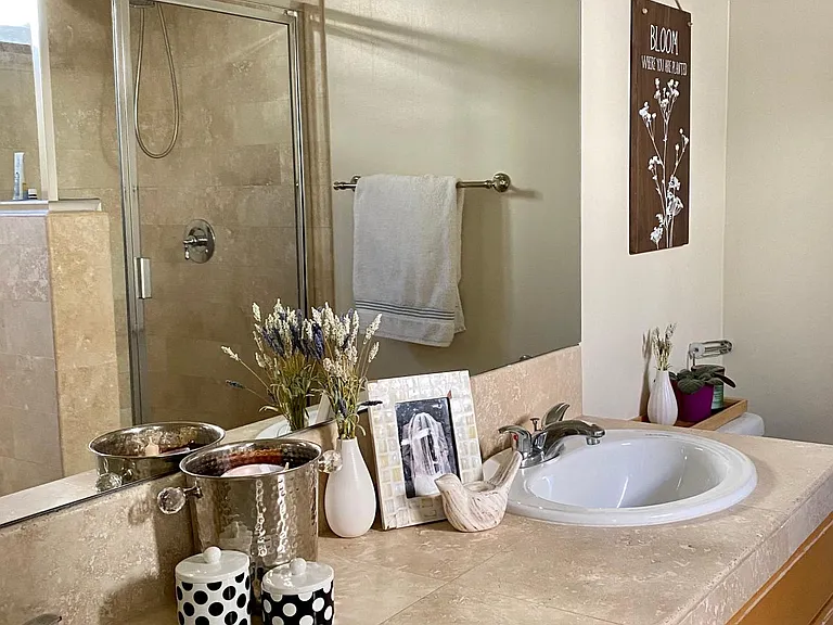 Dual sink master bathroom