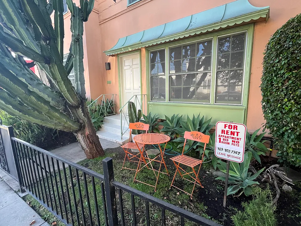 139 1/2 S Sweetzer Ave
