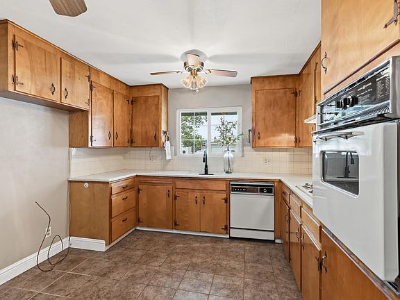 3rd image of 2105 Zinfandel Ln