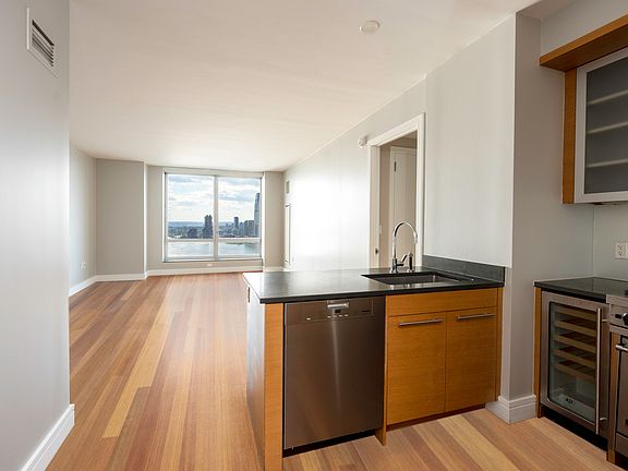5th image of 30 West St #32FG